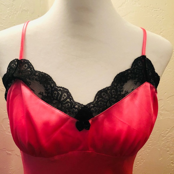 Nighty pink satin and black lace. - Picture 2 of 5